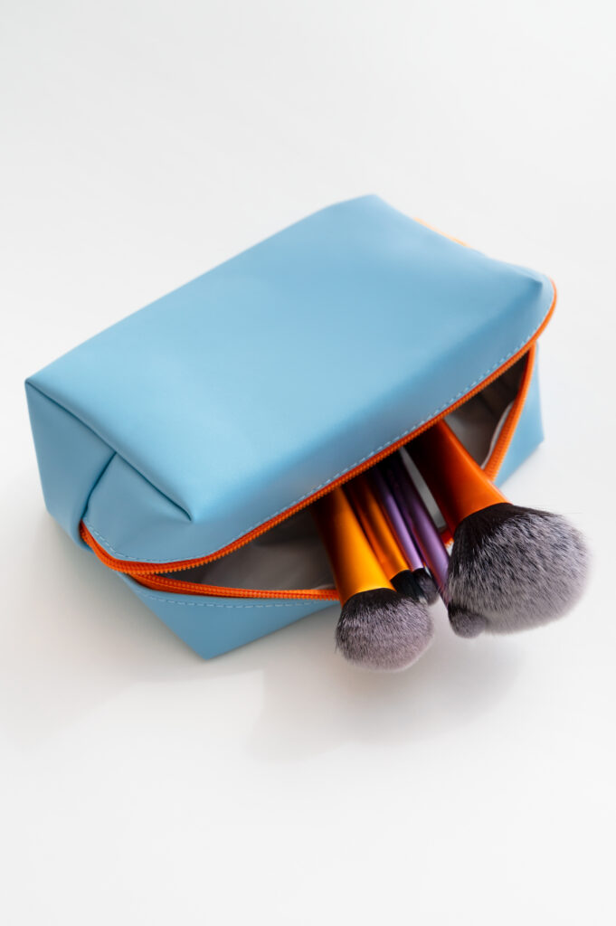 high-angle-toilet-bag-with-brushes